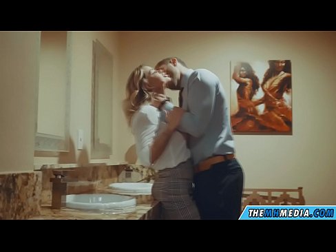 ❤️ Gava ku blondeyek busty we di nav hewşek gelemperî de dixapîne Vîdyoyê seksî li ku.tube-sexer-com.ru ️❤